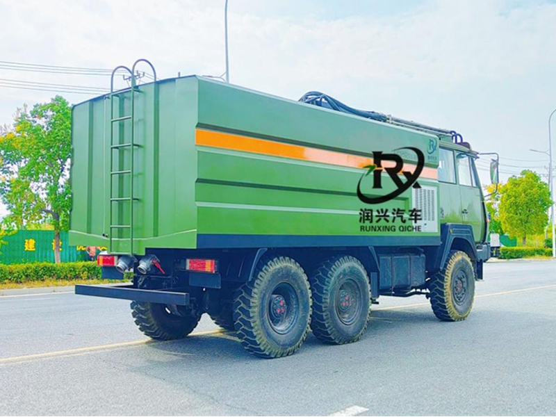 六驱光伏清洗车